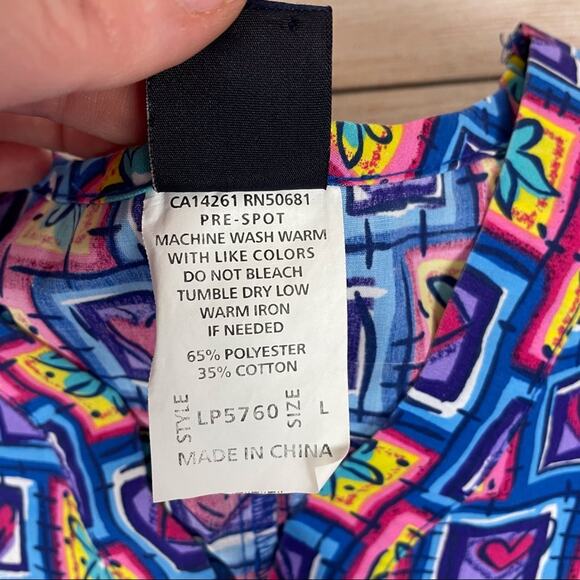 Barco Womens Scrub Top Size Large Hearts Flowers Colorful Vet Tech Medical - Picture 4 of 4